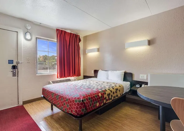 Econo Lodge Inn & Suites