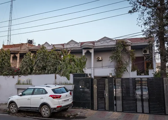 De Manora Homes - Unpretentious Hotel With A Garden , Posh Area Ranjit Avenue