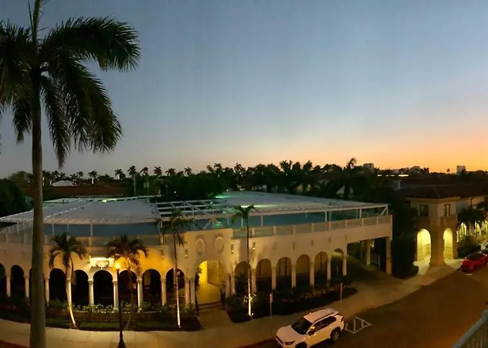 Palm Beach Hotel With Juliette Balconies! 2 Blocks From Beach! Historic Landmark