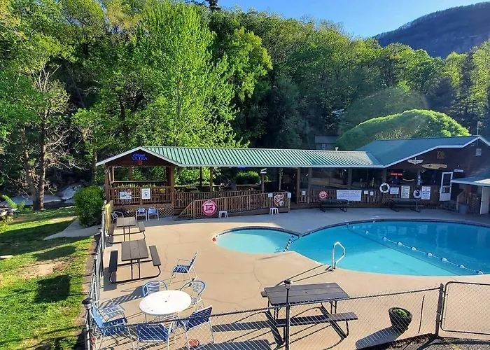 Geneva Hotel & Tiki Bar