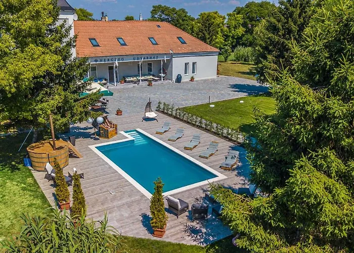 Herczeg Udvarhaz Poroszlo