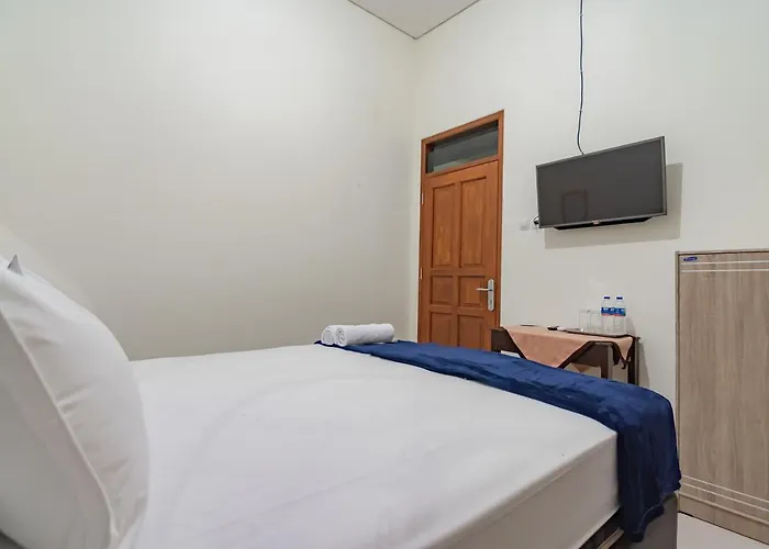 The Lima Guest House Syariah Mitra Reddoorz