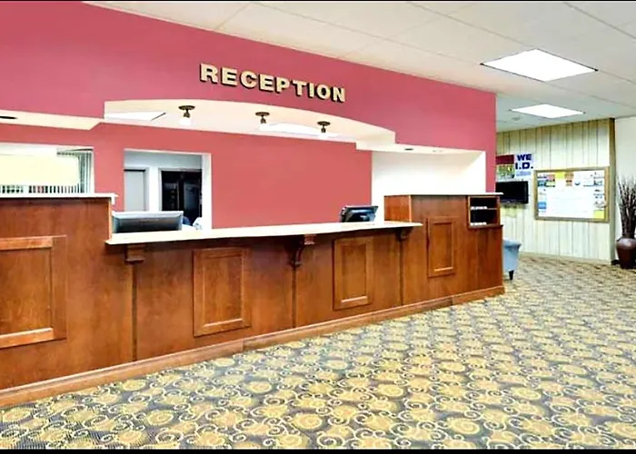 Norwood Inn & Suites Worthington