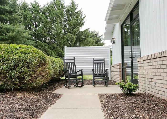 Farmhouse Suites By Amish Country Lodging