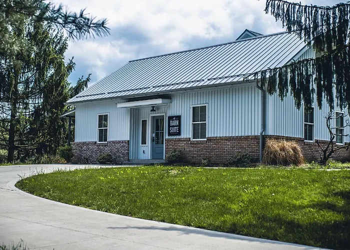 Farmhouse Suites By Amish Country Lodging