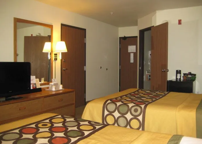 Super 8 By Wyndham Louisa Motel