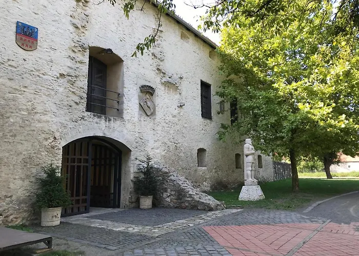 Huszarvar Hotel Kastelyszallo