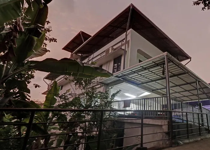 Nirupama,Hotel Aluva 700 Mtr From Aluva Railway Station