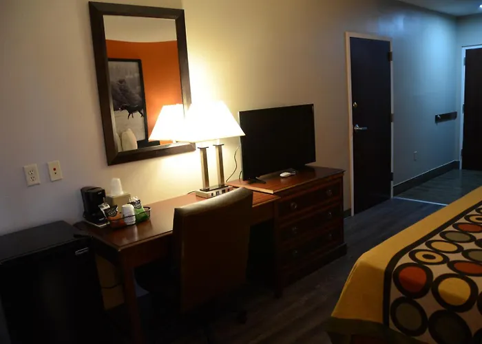 Super 8 By Wyndham Louisville/Expo Center