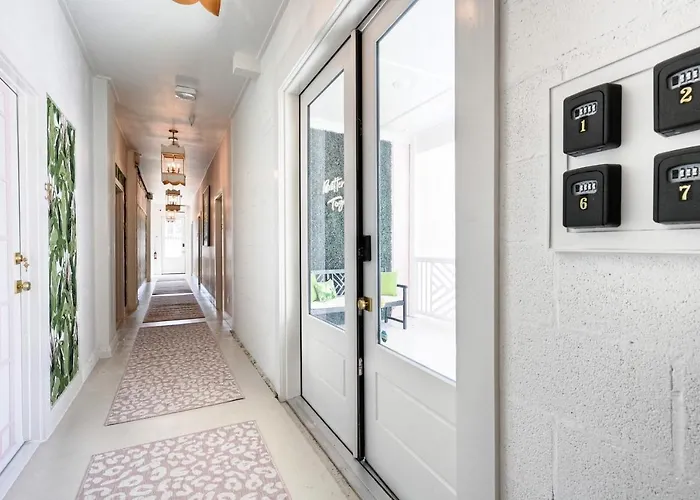 Room 9 Oleander Hotel Walk To Cruise Terminal, Restaurants & The Strand