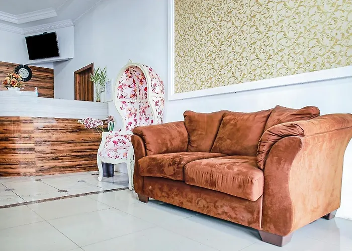 Oyo 90221 Makarim Guest House Syariah
