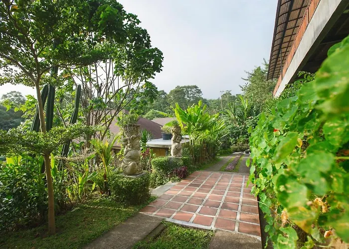 Giriwood Hotel & Villa