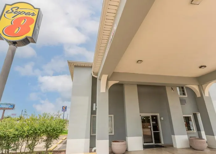 Super 8 By Wyndham Lake Charles Northeast
