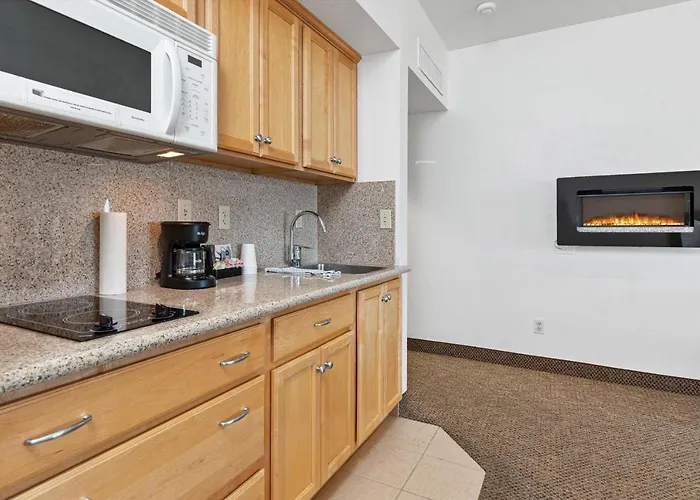 Beach House Inn & Suites