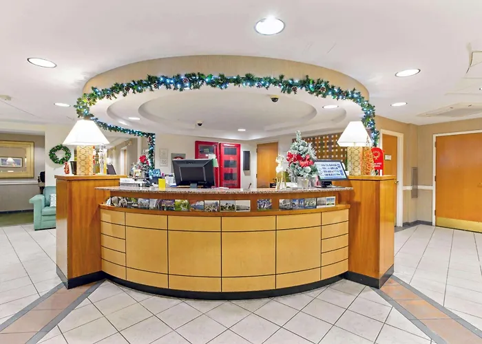 La Quinta Inn & Suites By Wyndham Boston Somerville