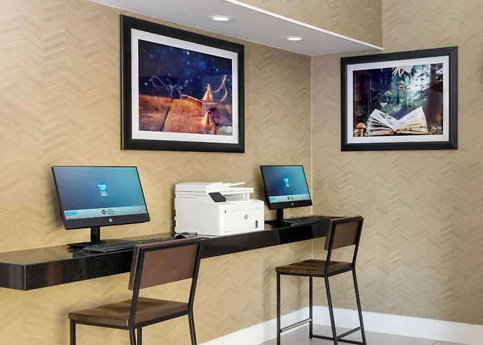 Best Western Plus Raffles Inn & Suites