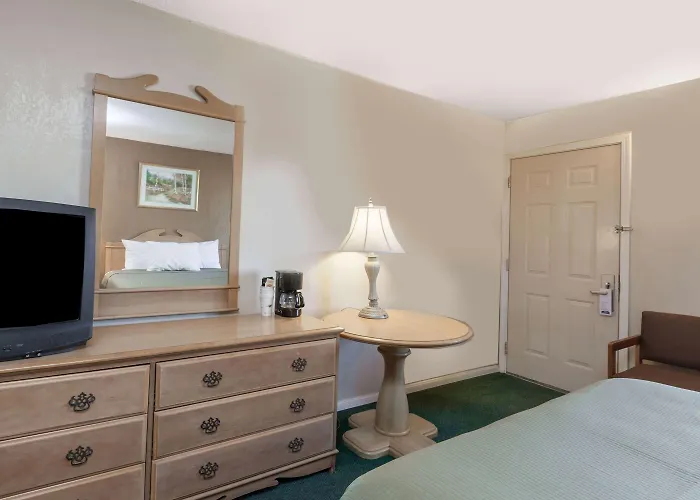 Howard Johnson By Wyndham Bakersfield