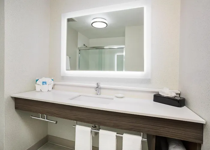 Holiday Inn Express Kansas City - At The Legends! By Ihg