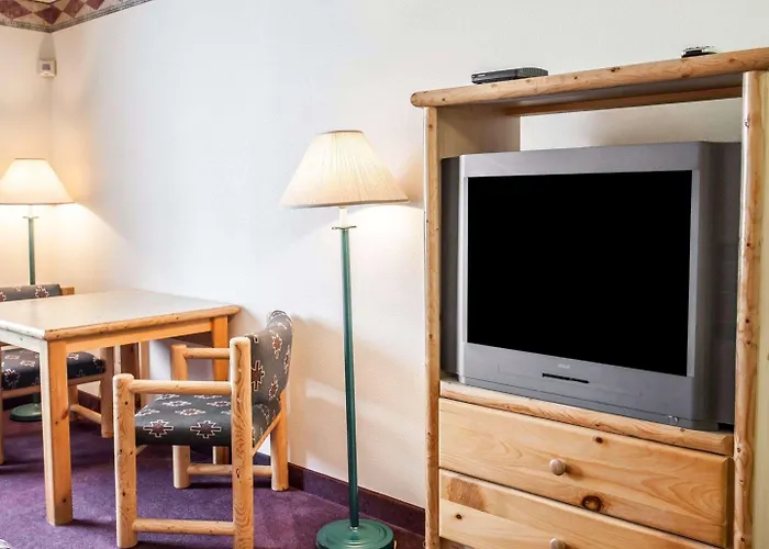 Rodeway Inn & Suites