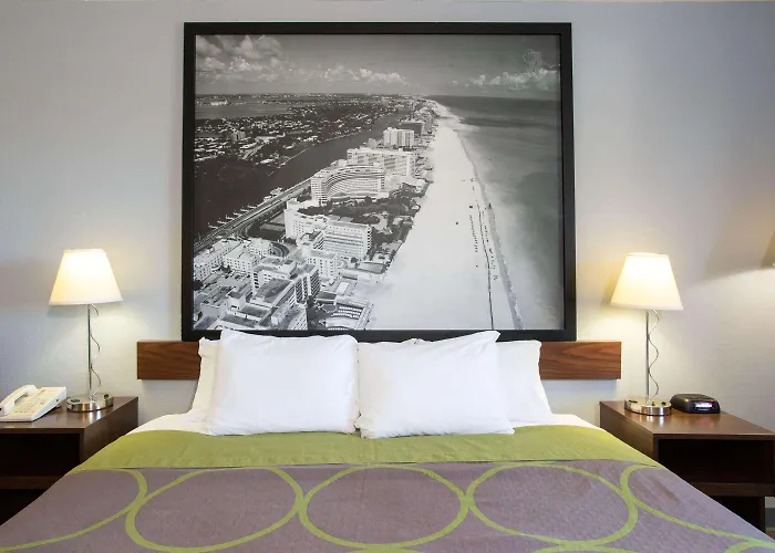Super 8 By Wyndham Naples