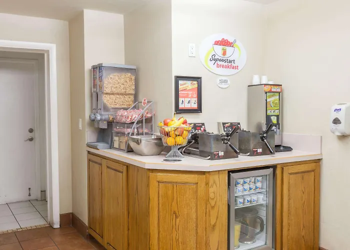 Super 8 By Wyndham Santa Barbara/Goleta