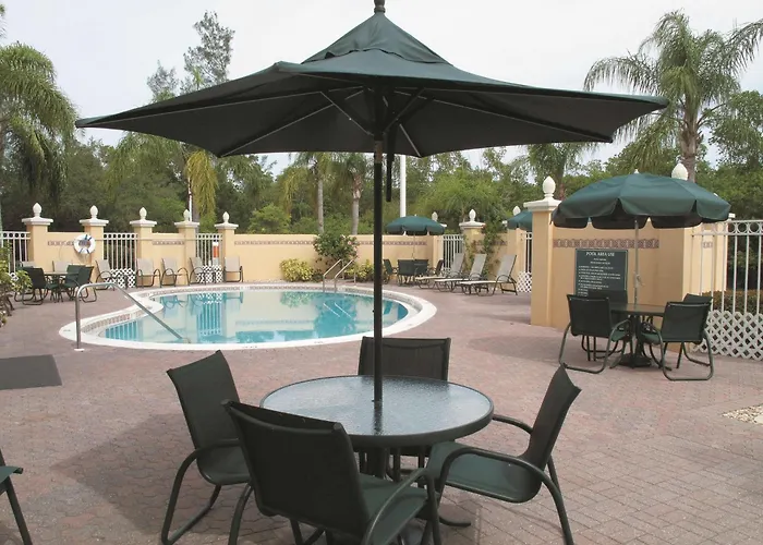 La Quinta By Wyndham Naples Downtown