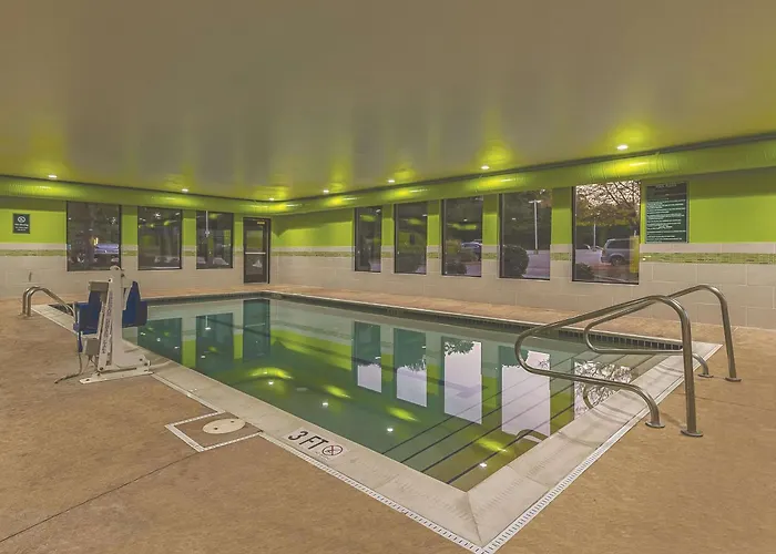 La Quinta Inn & Suites By Wyndham Cleveland Airport West