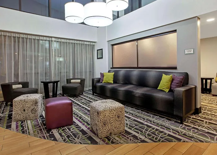 La Quinta Inn & Suites By Wyndham Detroit Metro Airport