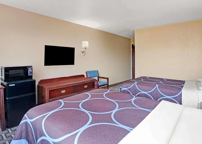 Super 8 By Wyndham Roseville/Detroit Area