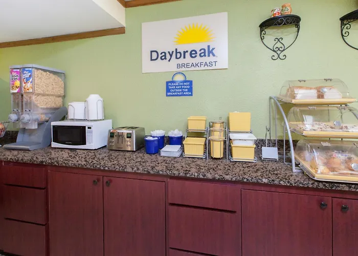 Days Inn & Suites By Wyndham Madison Heights Mi
