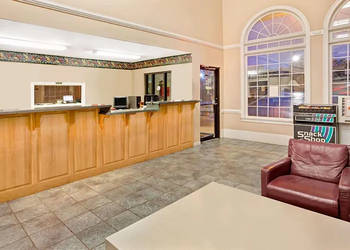 Super 8 By Wyndham Marietta/West/Atl Area