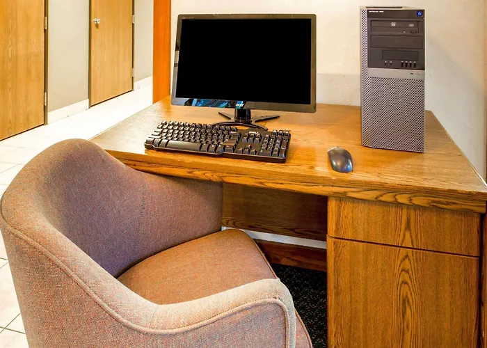 Super 8 By Wyndham Hartford Wi Hotel