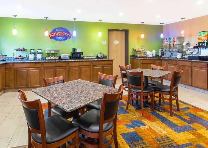 Baymont By Wyndham Waukesha