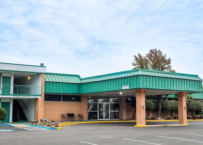 Super 8 By Wyndham Hope Hotel