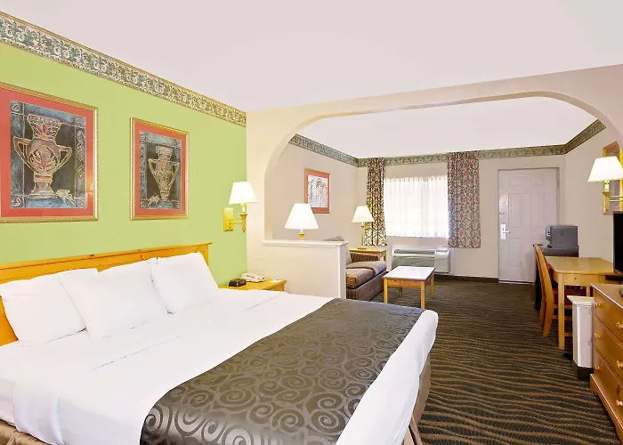 Days Inn & Suites By Wyndham Starkville