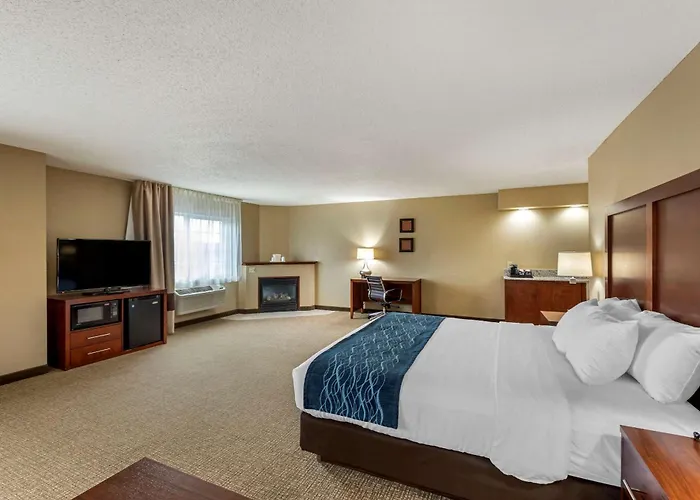 Comfort Inn & Suites Jackson - West Bend
