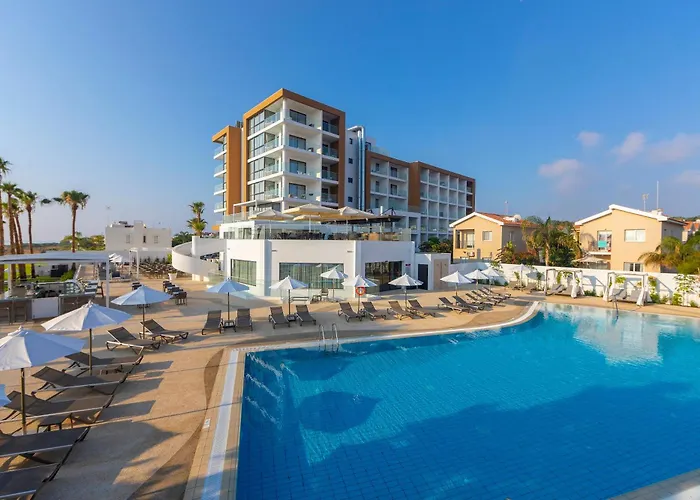 Leonardo Crystal Cove Hotel & Spa - Adults Only