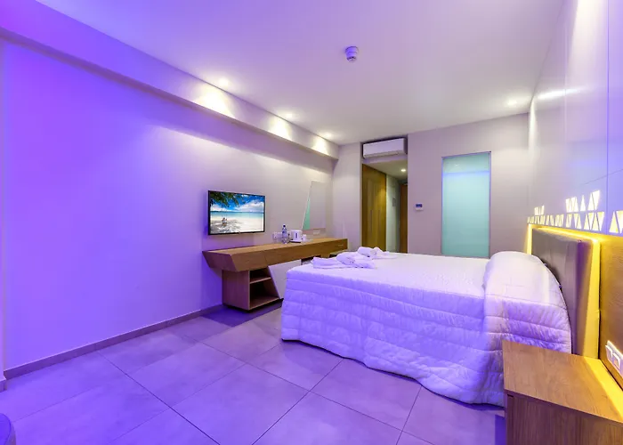 Seasons Hotel (Adults Only)
