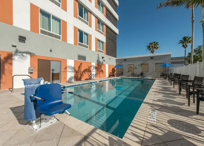 Comfort Suites Fort Lauderdale Airport & Cruise Port
