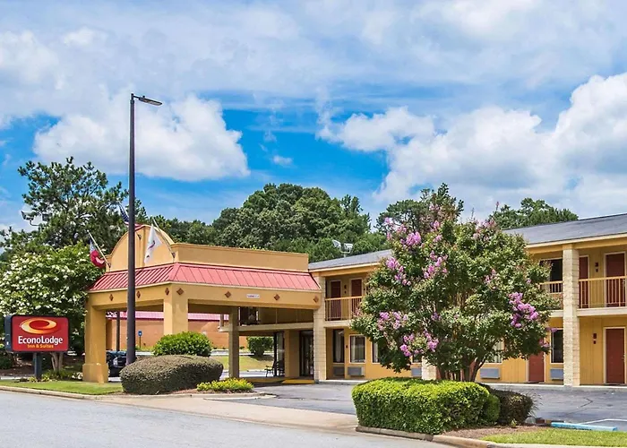 Econo Lodge Inn & Suites Columbus Near Fort Benning