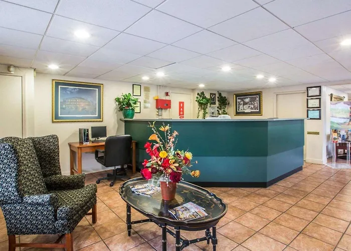 Econo Lodge Inn & Suites Columbus Near Fort Benning