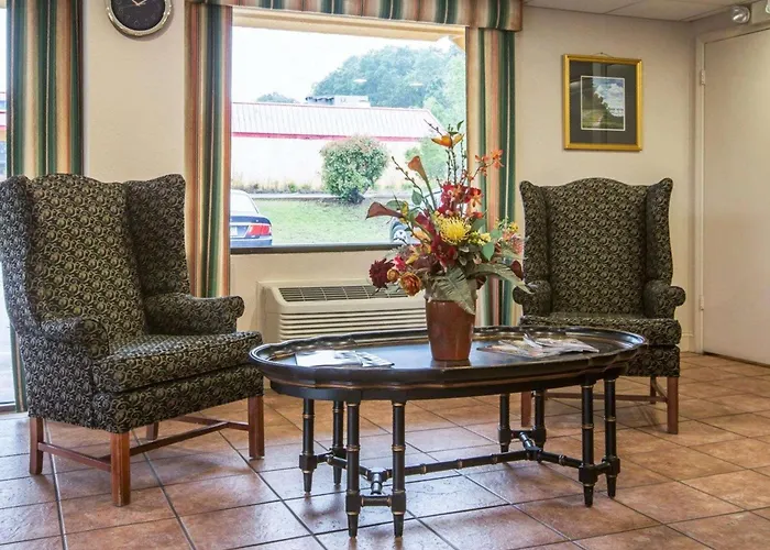 Econo Lodge Inn & Suites Columbus Near Fort Benning