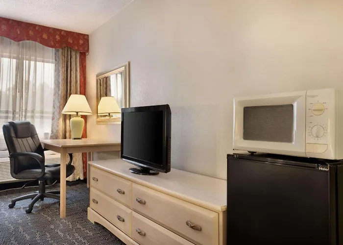 Baymont By Wyndham Des Moines North Hotel