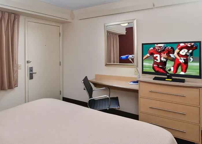 Super 8 By Wyndham Deerfield - Northbrook