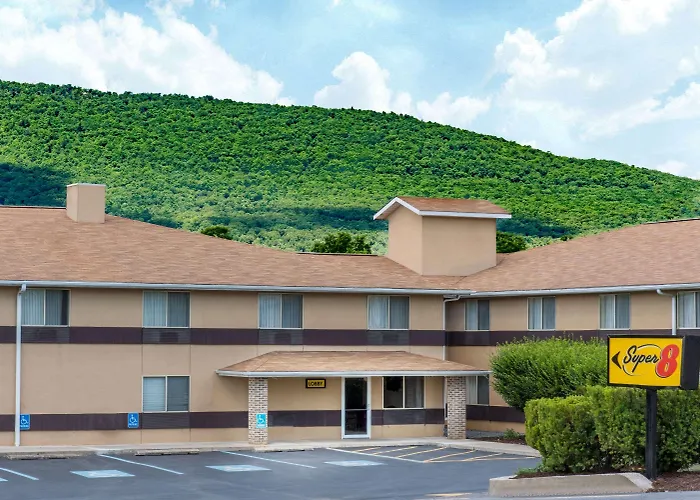 Super 8 By Wyndham Burnham/Lewistown