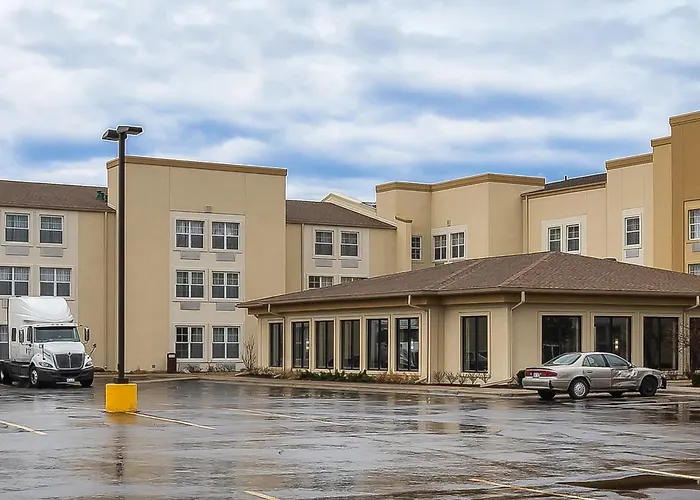 Comfort Inn & Suites Allen Park - Dearborn