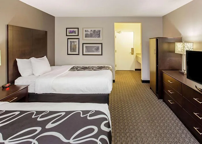 La Quinta By Wyndham Milwaukee Delafield