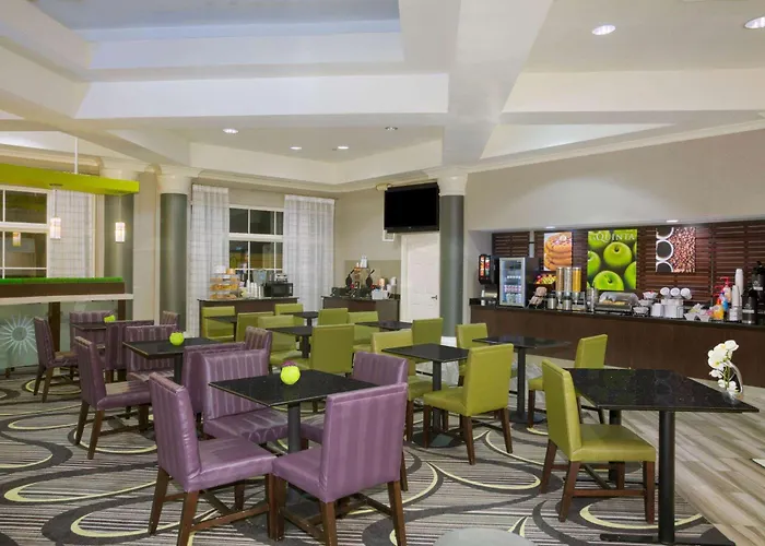 La Quinta By Wyndham St. Louis Westport