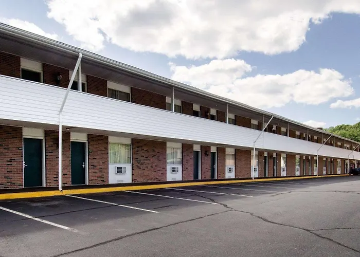 Econo Lodge Inn & Suites