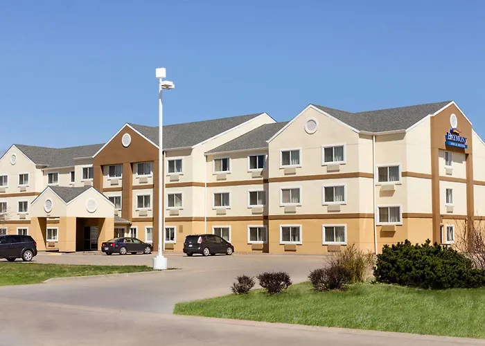 Baymont By Wyndham Salina Hotel
